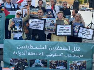 殺害されたジャーナリストの写真を掲げイスラエルに抗議する人たち=1日、レバノン・ベイルート(ゲッティ=共同)