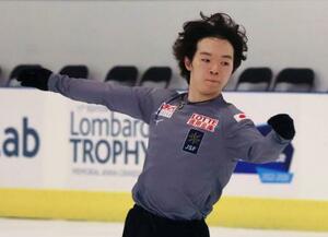 ロンバルディア杯の公式練習で調整する鍵山優真=ベルガモ(共同)