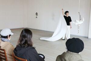 ダンサーの丹羽洋子さんが美術作品を用いて表現した公演＝柏崎市穂波町１