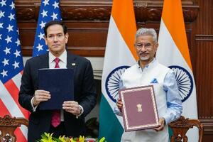 写真撮影に応じるルビオ米国務長官(左)とインドのジャイシャンカル外相=26日、ニューデリー(ルビオ氏のXから、共同)