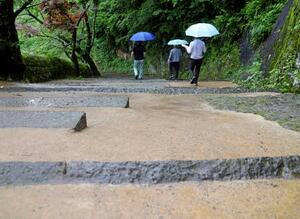 舗装材に竹のチップが混ぜ込まれた国指定史跡「岡城跡」の歩道=5月、大分県竹田市