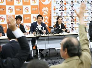 22日、記者会見する参政党の神谷代表(中央)=国会