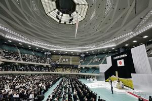 全国戦没者追悼式で参列者と共に黙とうされる天皇、皇后両陛下=8月15日正午、東京・日本武道館
