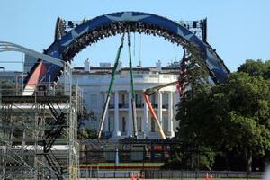ホワイトハウスの南庭で建設中のUFC特設会場=29日、ワシントン(AP=共同)