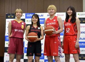 　Ｗリーグのプレーオフを前に、写真に納まるトヨタ自動車・山本（左から２人目）、富士通・宮沢（右端）ら＝２０日、東京都内