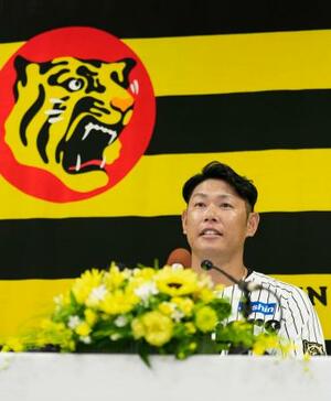 現役引退の記者会見をする阪神の原口文仁内野手=30日、兵庫県西宮市