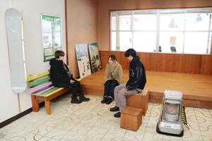 改装した越後中里駅内の待合室「えき中の里」でくつろぐ工学院大の学生=湯沢町土樽