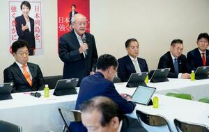 　自民党の政治制度改革本部の総会であいさつする鈴木幹事長（左から２人目）＝４日午後、東京・永田町の党本部