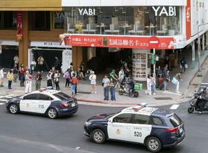 　襲撃事件の現場となった台北市の繁華街・中山の商業施設＝２０日（共同）