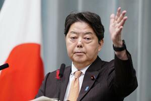 記者会見する林官房長官=首相官邸