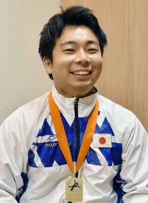 世界選手権の様子を話す後藤龍一さん=新潟市中央区の新潟日報メディアシップ