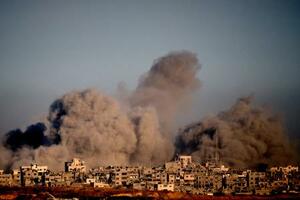 ガザ北部で立ち上る煙=8日、イスラエル南部から撮影(AP=共同)