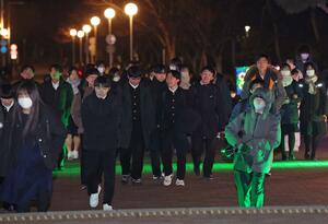 大学入学共通テストを終えて帰路に就く受験生＝１８日、新潟市西区の新潟大五十嵐キャンパス