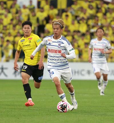  柏－新潟　後半、攻め上がるＦＷ長谷川元希（中央）＝三協Ｆ柏