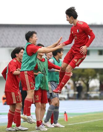 準決勝　開志学園ＪＳＣ－新潟明訓　後半追加タイム、新潟明訓のＭＦ田坂龍玖が決めて５－２とする。仲間の元に飛び込む田坂＝新発田市五十公野公園陸上競技場