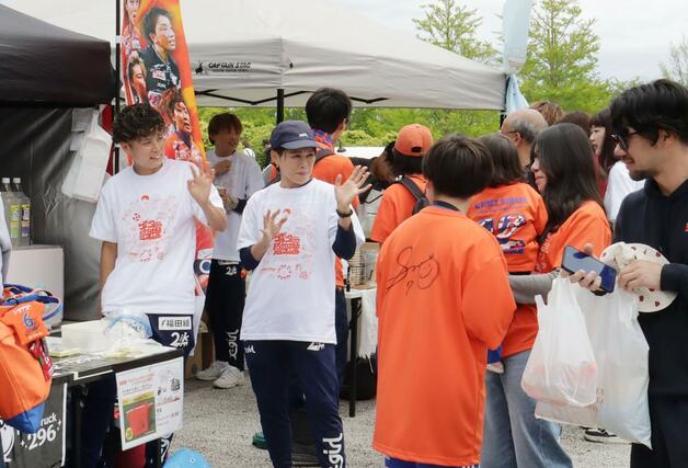 サポーターと笑顔で交流する主将の川澄奈穂美（左から２人目）と園田瑞貴（左）＝新潟市中央区