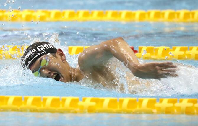 男子１５００メートル自由形決勝　３連覇した野上大稀（中越）＝長岡市