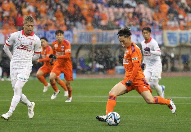 新潟－Ｃ大阪　後半、ＭＦ三戸舜介がシュートを放つ＝ビックスワン