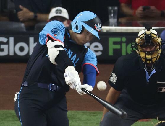 米大リーグ、オールスター戦の３回、球宴で初本塁打となる先制３ランを放つドジャース・大谷翔平＝７月１６日、アーリントン（共同）