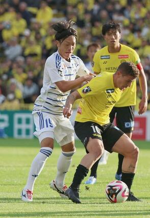 柏－新潟　前半、競り合うＭＦ星雄次（左）＝三協Ｆ柏