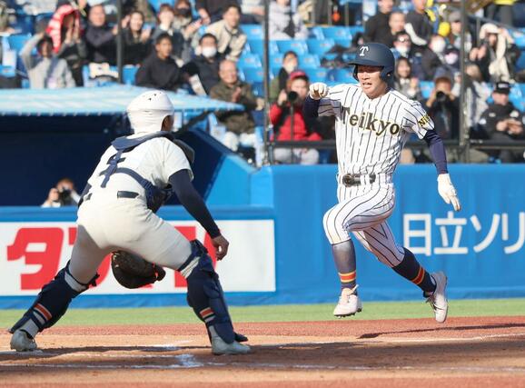 英明－帝京長岡　帝京長岡３回１死三塁、敵失間に同点の生還を果たす三走富田惇紀＝明治神宮野球場