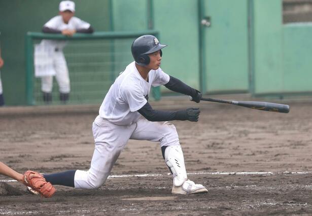 六日町－巻　適時打を放った巻の西村宏大＝新発田市五十公野