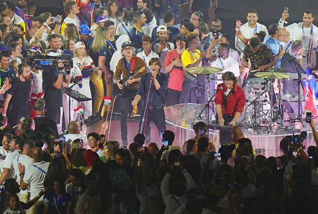 パリ五輪の閉会式で披露されたバンドの演奏＝８月１１日、パリ郊外（共同）