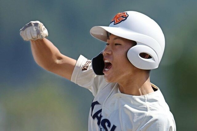 開志学園－帝京長岡　３回開志学園１死一、二塁、小柳瑛汰が中前適時打を放ち１－１。一塁上でガッツポーズ＝２４日、三条パール金属スタジアム