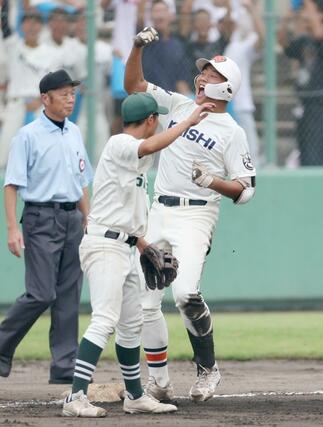新発田農－開志学園　２回開志学園２死二塁、適時三塁打を放ち、雄叫びを上げる上原尚＝新発田市五十公野