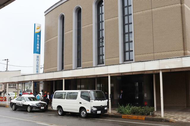 カモシカが現れて行内に侵入した第四北越銀行柏崎支店＝４月２７日、柏崎市駅前２