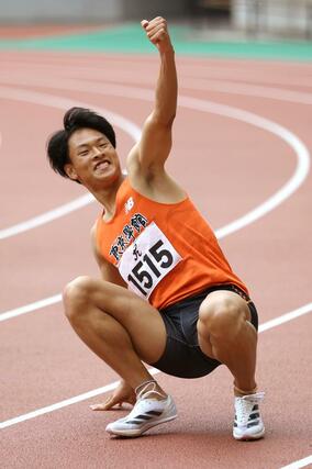 男子200メートル決勝 20秒98の大会記録で優勝した佐藤克樹(東京学館)。ゴール後に拳を掲げて喜ぶ=デンカビッグスワン