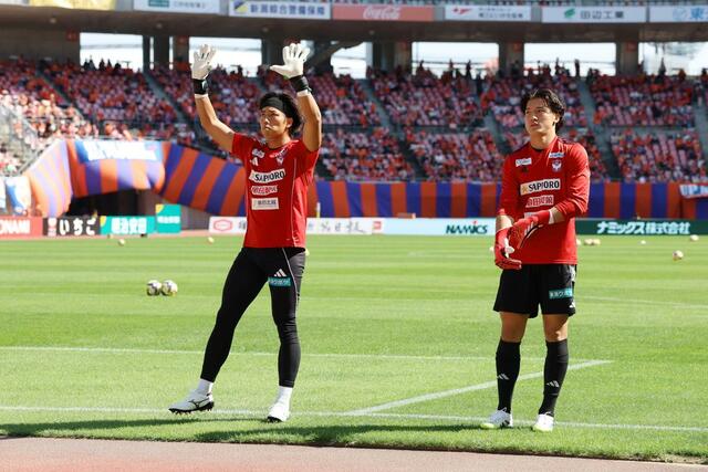 サポーターにあいさつするGK田代琉我(左)とGK藤田和輝=デンカビッグスワン