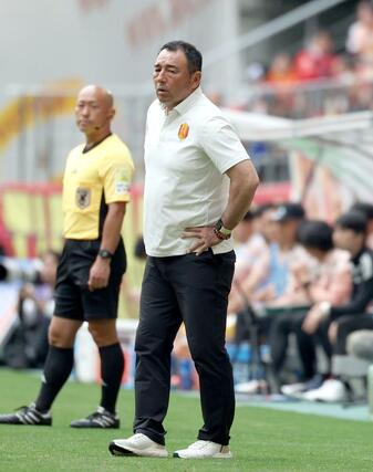 名古屋－新潟　前半、戦況を見守る名古屋の長谷川健太監督＝３１日、豊田スタジアム