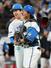 　完封勝利を果たし、捕手進藤と喜ぶ日本ハム・北山＝エスコンフィールド