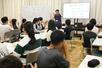 手話を学ぶ柏崎高校付属中の生徒ら＝柏崎市学校町