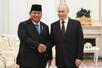 　モスクワで会談するロシアのプーチン大統領（右）とインドネシアのプラボウォ大統領＝１３日（タス＝共同）
