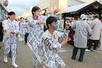 白塗りをした若衆が通りをにぎわせた「弁天踊り」＝魚沼市小出地域中心街