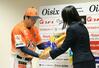 引退で花束をもらう稲葉大樹選手＝１１月５日、新潟市中央区のハードオフ・エコスタジアム