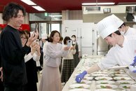 新潟市中央区の製菓・調理専門学校生が卒業前に保護者へ振る舞い　一皿一皿に感謝込めて