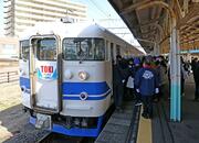 懐かしの青と白…トキ鉄「TOKIトレイン」運行開始！昭和の名車が変身、直江津駅で出発式