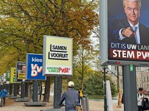 ウィルダース党首がポーズを取る自由党(右端)など、オランダ総選挙に向けて街中に掲げられた各党のポスター=10日、オランダ西部ハーグ(共同)