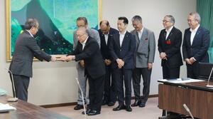 県厚生連病院への財政支援などを花角英世知事（左）に要望した県内６市長ら＝８月２３日、県庁