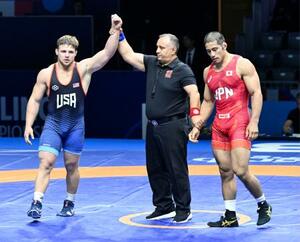 男子グレコローマン87キロ級敗者復活1回戦で米国選手(左)に敗れた阪部創=ザグレブ(共同)