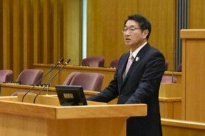 市職員に向けて新年のあいさつをする中原八一市長=5日、新潟市役所の議場