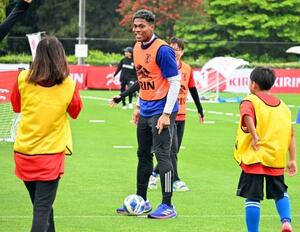 ウオーキングフットボールのイベントに参加したサッカー日本代表のGK鈴木彩艶(中央)=5月、千葉市内