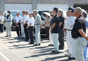 長岡市長選で候補者の演説を聞く市民。今後も地域活性化をはじめとした市政課題への取り組みを注視する=長岡市三島支所