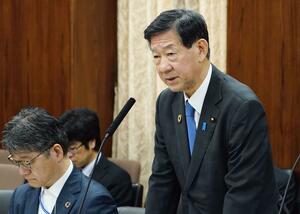 参院環境委で答弁する伊藤環境相=5月23日