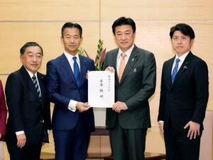 経済対策の策定に向けた提言を木原官房長官(中央右)に手渡す公明党の岡本政調会長(同左)=14日午後、首相官邸