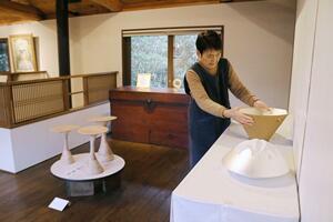 作品展を前に設営作業をする篠澤千夜子さん=1月8日、新潟市西蒲区越前浜