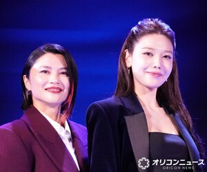 “再会ハグ”を果たした（左から）仲宗根梨乃、チェ・スヨン （C）ORICON NewS inc.